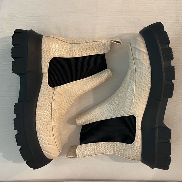 UO Eden Chelsea Boot- Cream - Picture 2 of 8